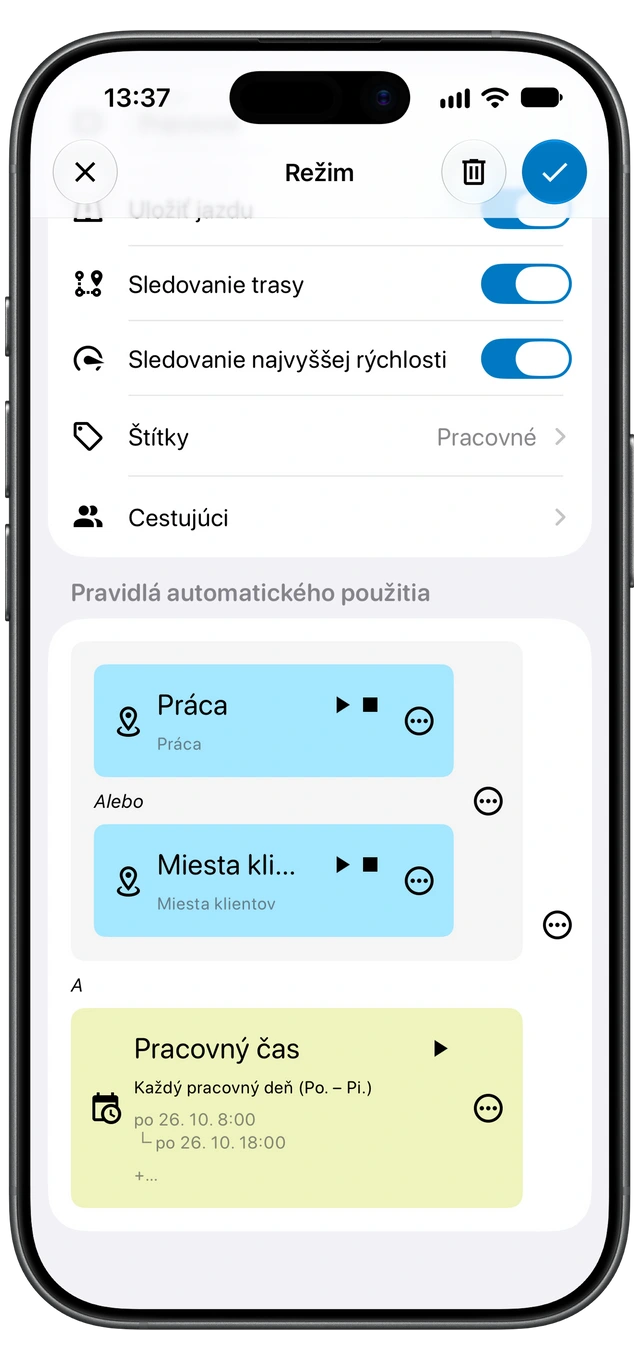 Pracovný režim Motologu s pracovným štítkom, voľbami uloženia jazdy a sledovania trasy a pravidlami polohy a času. (iOS)
