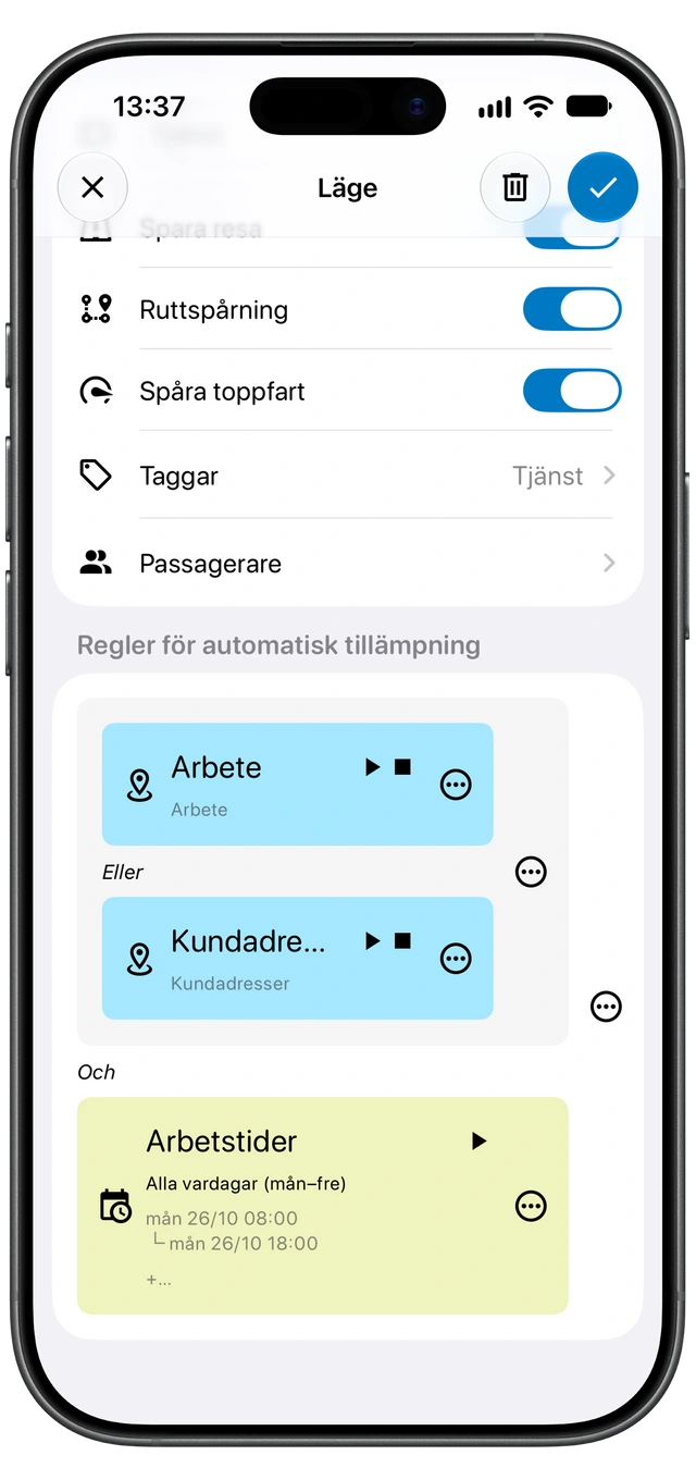 Ett tjänsteläge i Motolog med tjänstetagg, inställningar för att spara resa och rutt samt plats- och tidsregler. (iOS)