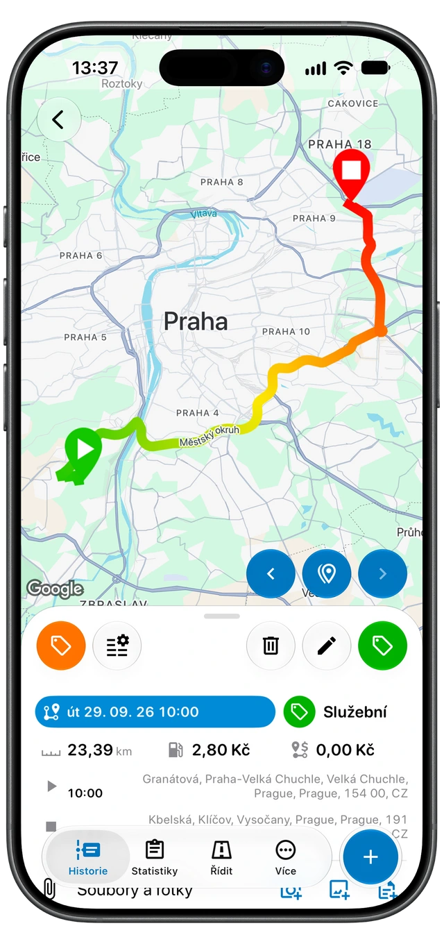 Zaznamenaná jízda v Motologu s mapou trasy, štítkem Služební, vzdáleností, dobou trvání a počátečním a cílovým místem. (iOS)