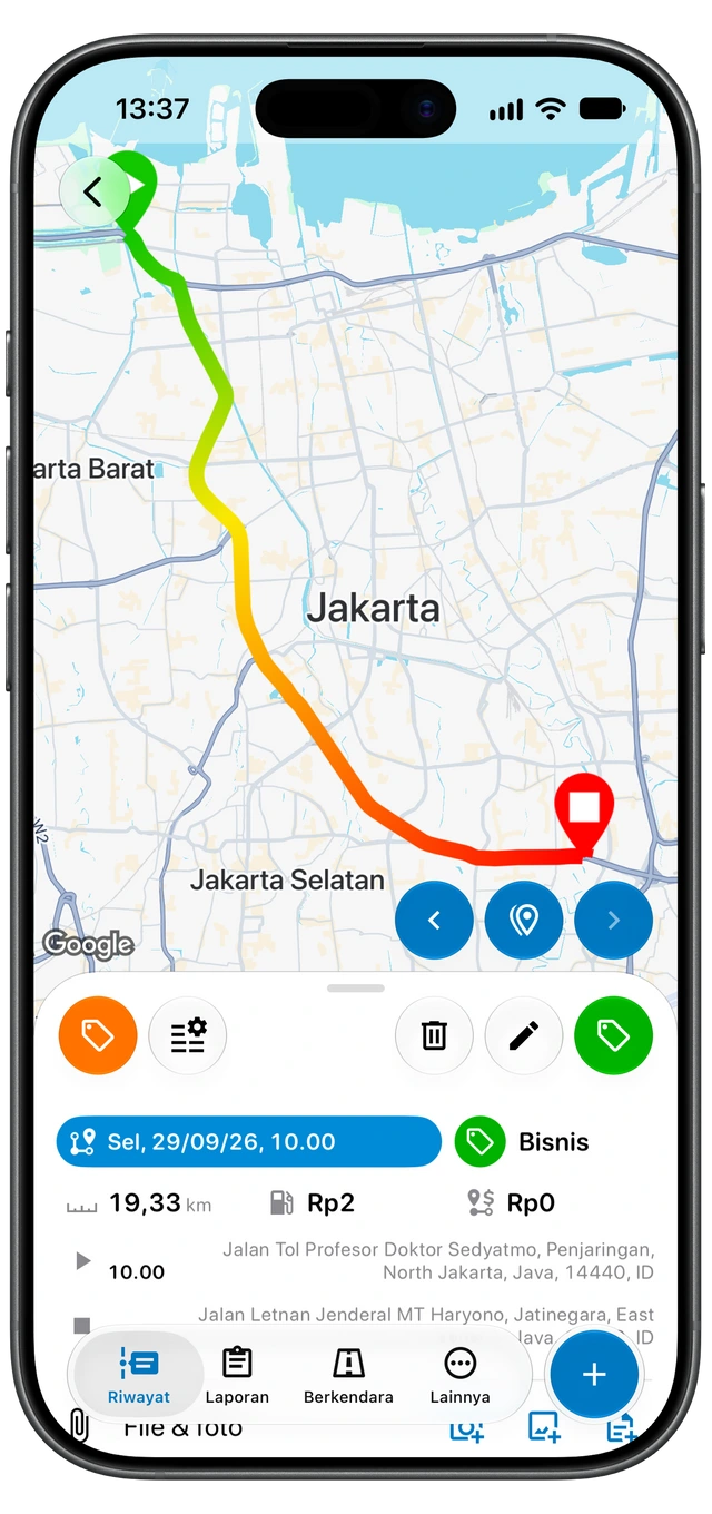 Perjalanan yang tercatat di Motolog, menampilkan peta rute, tag Bisnis, jarak, durasi, serta lokasi awal dan akhir. (iOS)