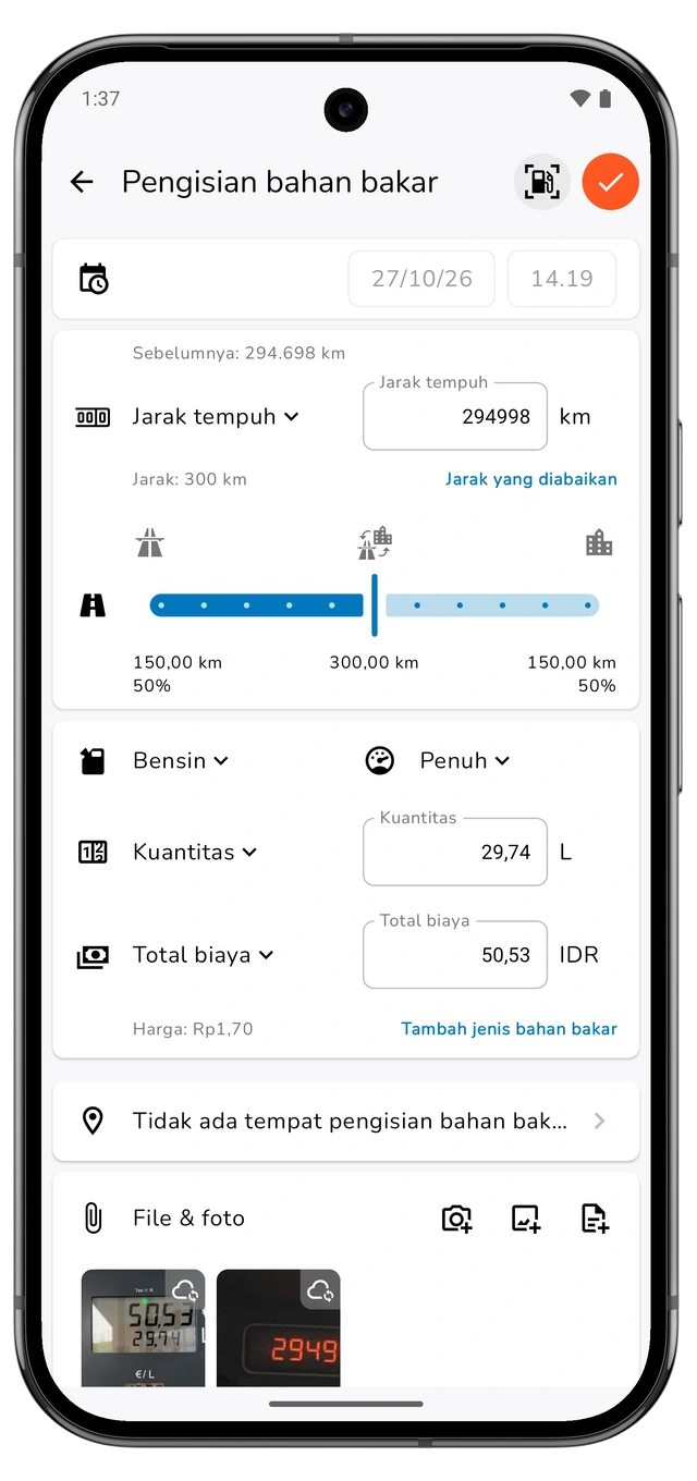Draf pengisian yang belum disimpan dengan jarak tempuh, jarak hasil perhitungan, kuantitas, total biaya, dan tingkat pengisian. (Android)