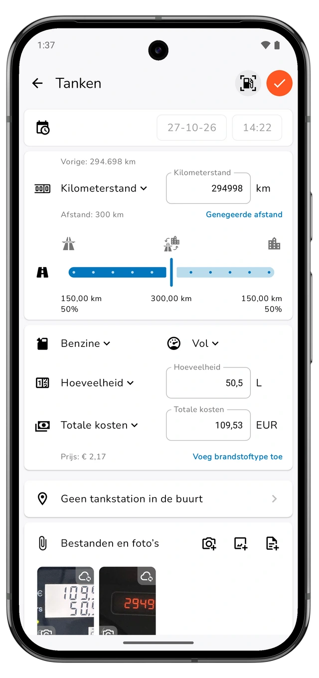Een niet-opgeslagen tankconcept met kilometerstand, berekende afstand, hoeveelheid, totale kosten en vulniveau. (Android)