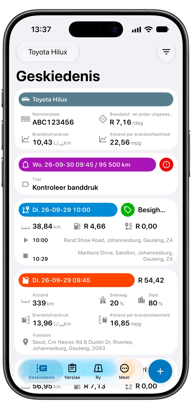 Motolog se Geskiedenis met ’n oranje brandstofinskrywing tussen ritrekords, met brandstofkoste en verbruiksinligting. (iOS)