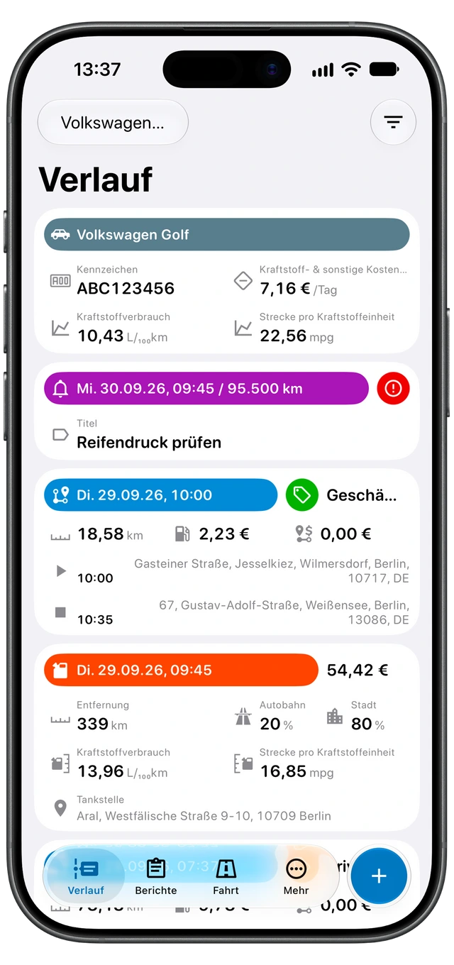 Motolog-Verlauf mit einem orangefarbenen Tankeintrag zwischen Fahrten sowie Angaben zu Kraftstoffkosten und Verbrauch. (iOS)