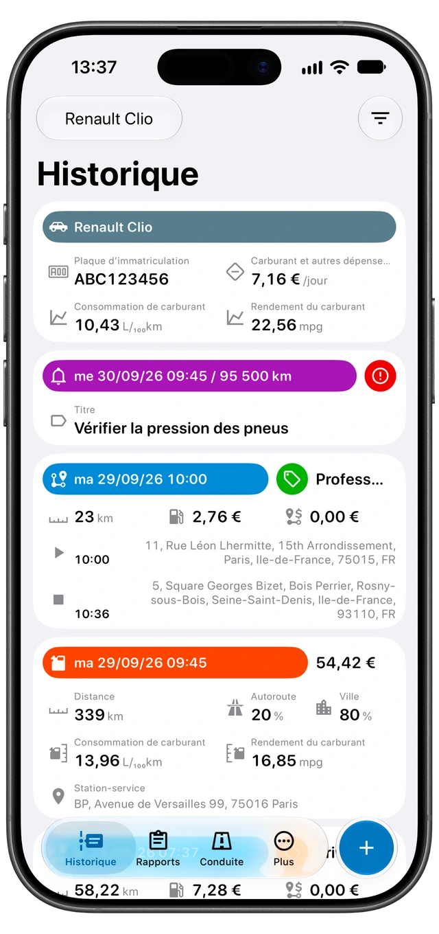 Historique Motolog avec une entrée de ravitaillement orange parmi les trajets, indiquant coût du carburant et consommation. (iOS)