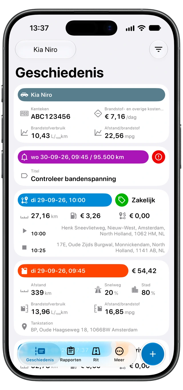 Geschiedenis in Motolog met een oranje tankbeurt tussen de ritten en informatie over kosten en verbruik. (iOS)