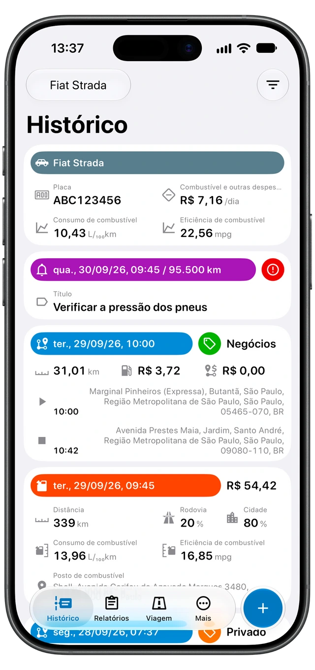 Histórico do Motolog com uma entrada laranja de abastecimento entre viagens, mostrando custo de combustível e informações de consumo. (iOS)