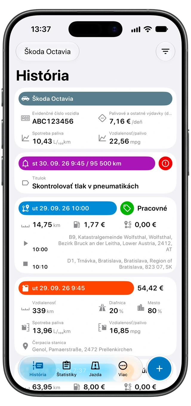 História Motologu s oranžovým tankovaním medzi jazdami, nákladmi na palivo a údajmi o spotrebe. (iOS)
